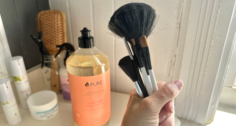 Avec quoi laver ses pinceaux de maquillage?