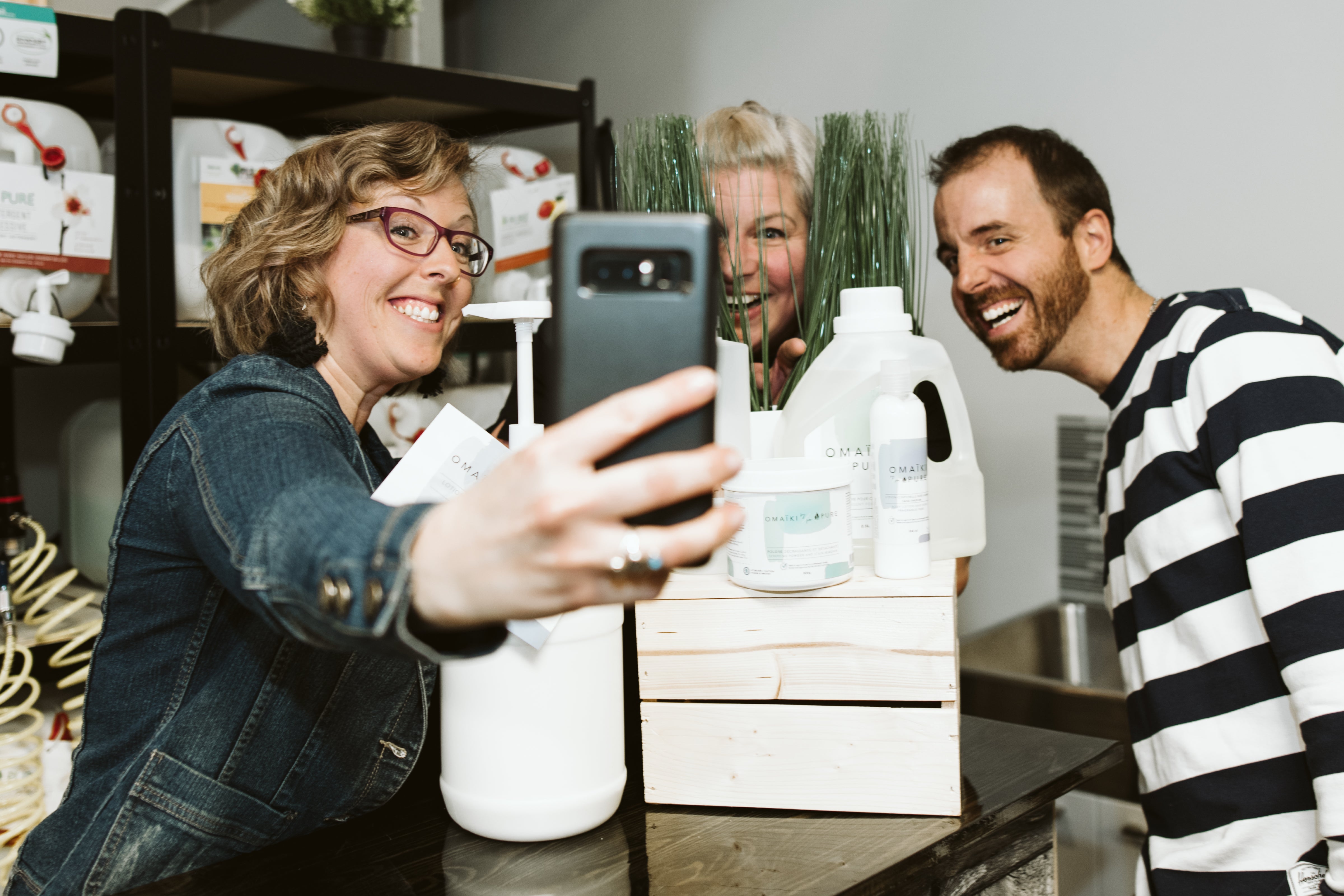 Les filles d'Omaïki en compagnie d'Athony Poitras, directeur général chez Pure.